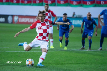 Модрич пробивает пенальти в игре Азербайджан - Хорватия